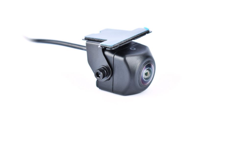 En liten, svart backkamera med en linse och fäste.
