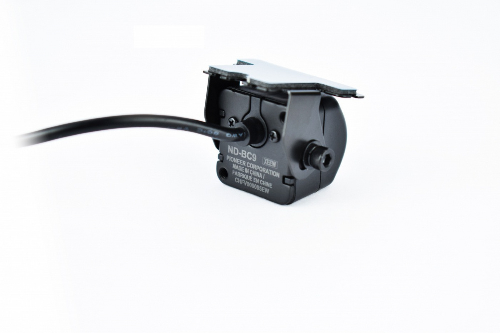 Backkamera för bil med monteringsfäste och kabel. Modell ND-BC9.