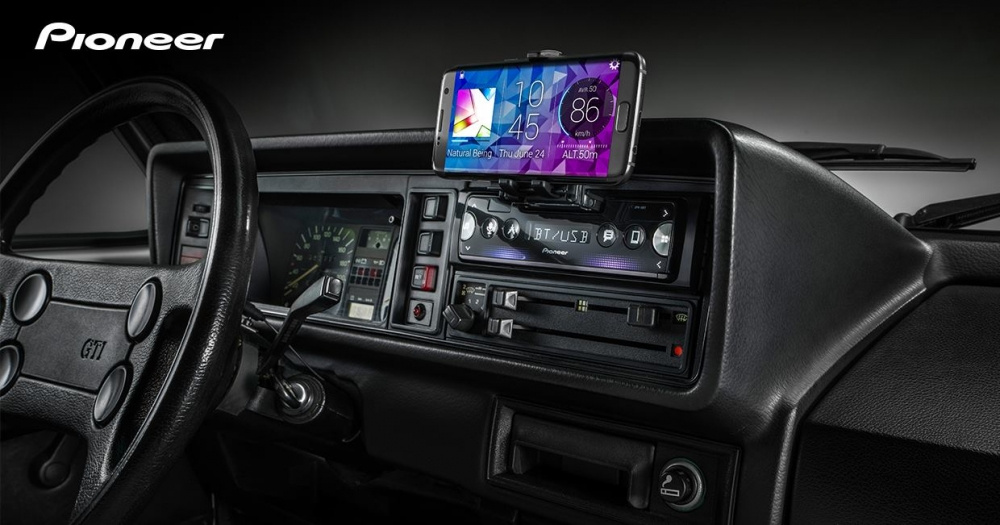 Bilden visar en bilstereo med Bluetooth och USB installerad i en bil.