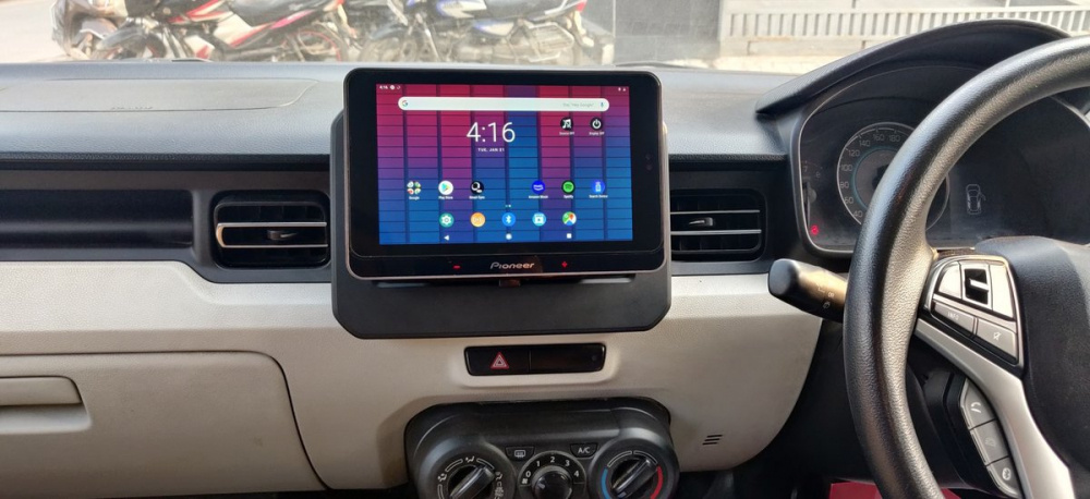 Bilstereo med surfplatta, visande appgränssnitt i en bilinteriör.