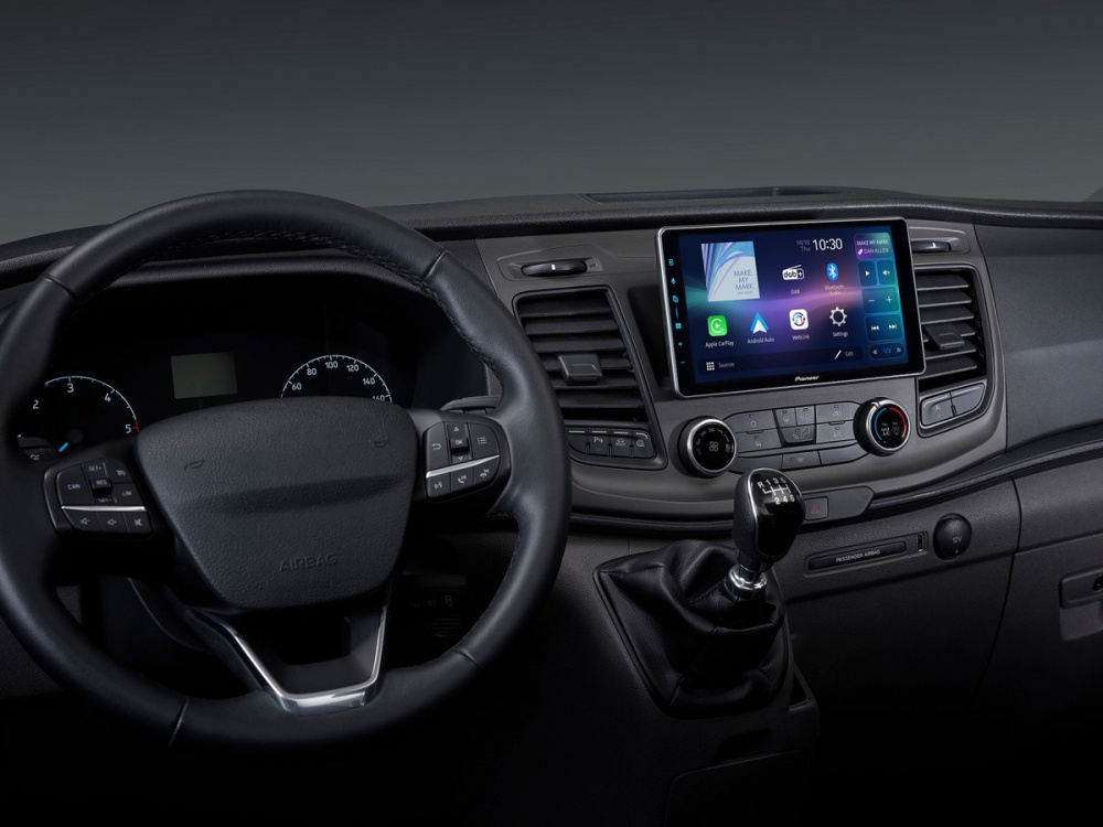 Bilstereon Pioneer med touchscreen och växelspak i Fiat Ducato.