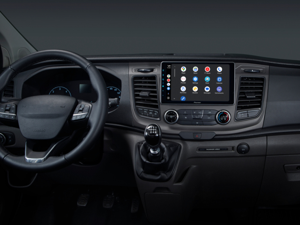 Bilen har en 9-tums stereo med touchscreen och moderna kontroller.