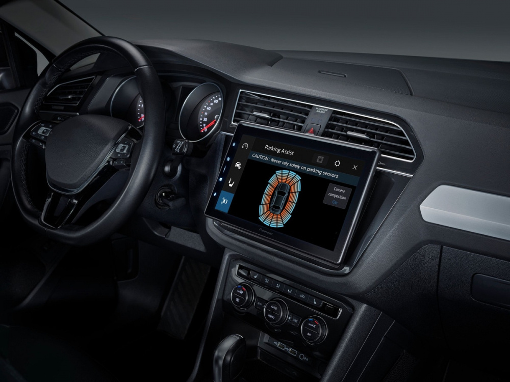 Bilstereo med pekskärm och parkeringsassistent i Fiat Ducato 2022.