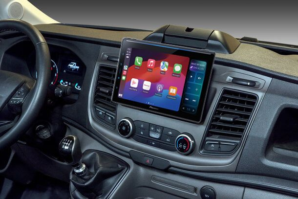 10.1-tums bilstereo med en färgglad pekskärm i en bilinteriör.