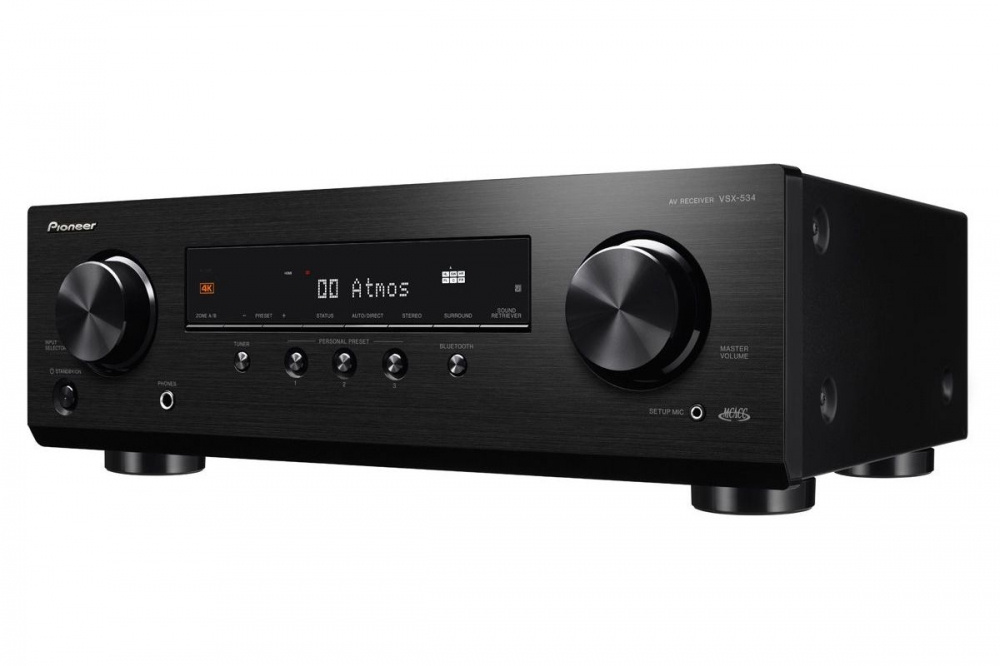 En svart hemmabioförstärkare med knappar och volymkontroll.