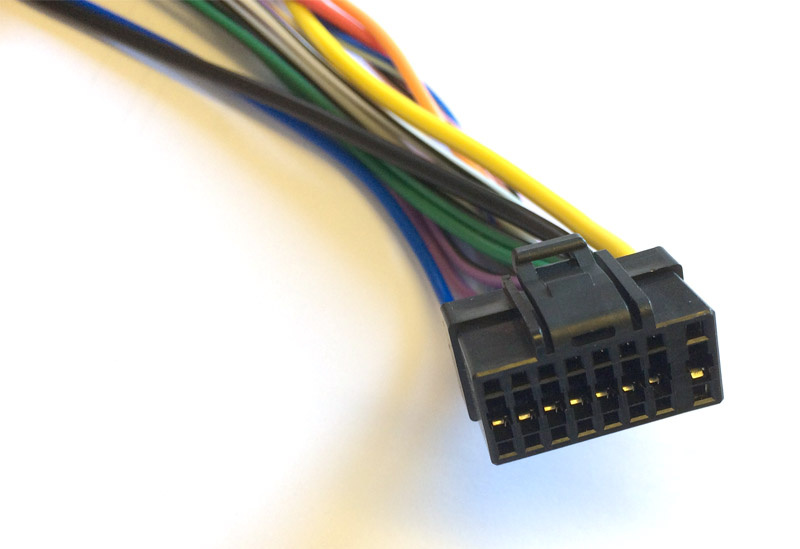 Kabel med flerfärgade ledningar och kontakt för Alpine-enheter.