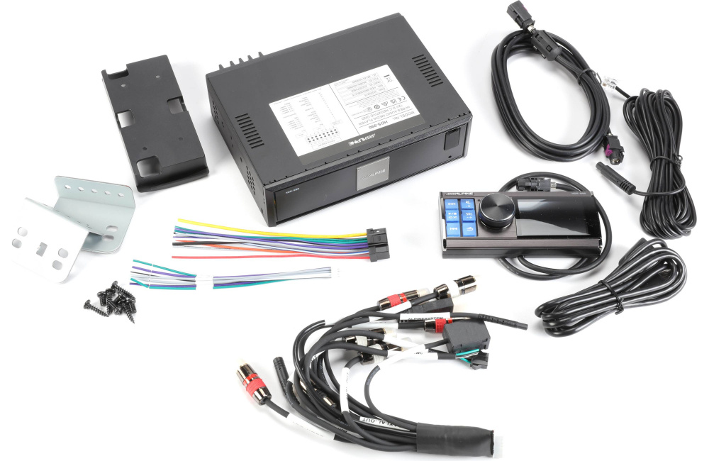 Mediaspelare med tillbehör som kablar, fästen och fjärrkontroll.