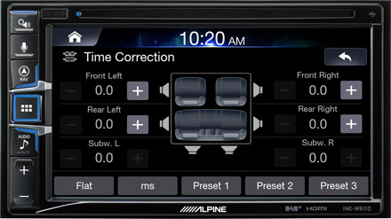 Bilstereo med navigationssystem och ljudinställningar. Skärm med tid och funktioner.