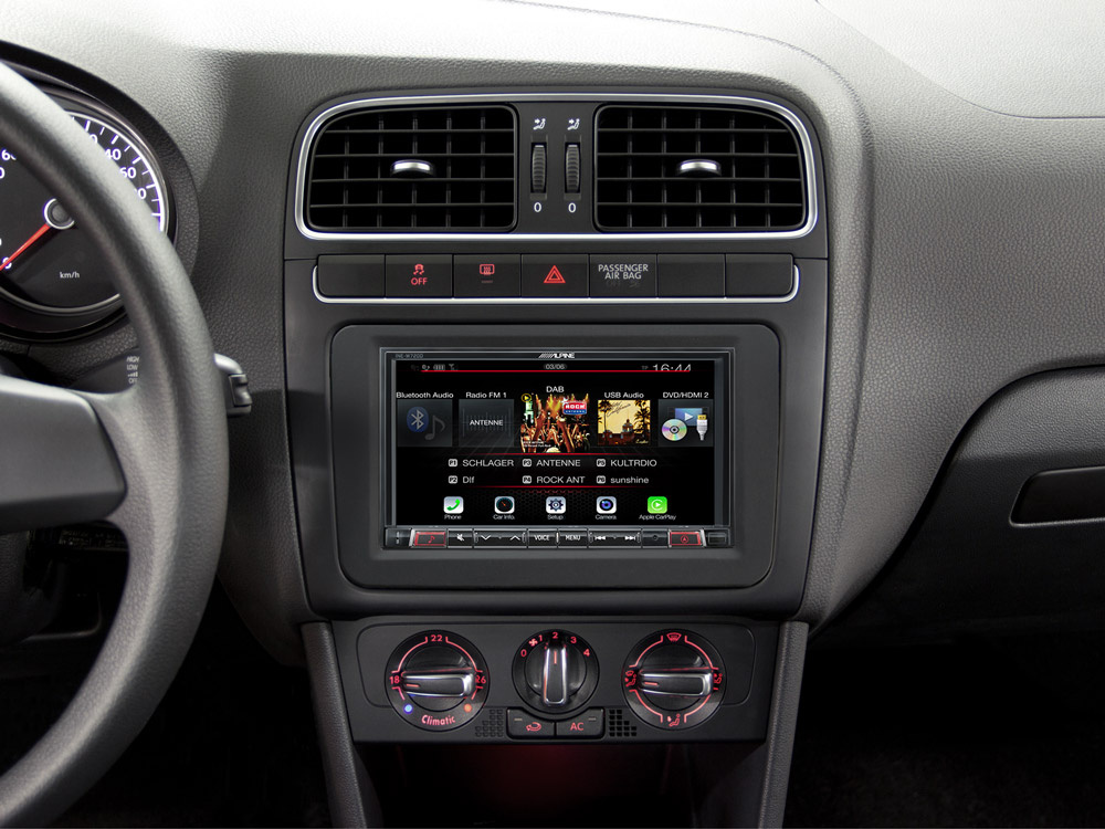 Bilstereo med navigation, Apple CarPlay och Android Auto, kontroller och luftventiler.