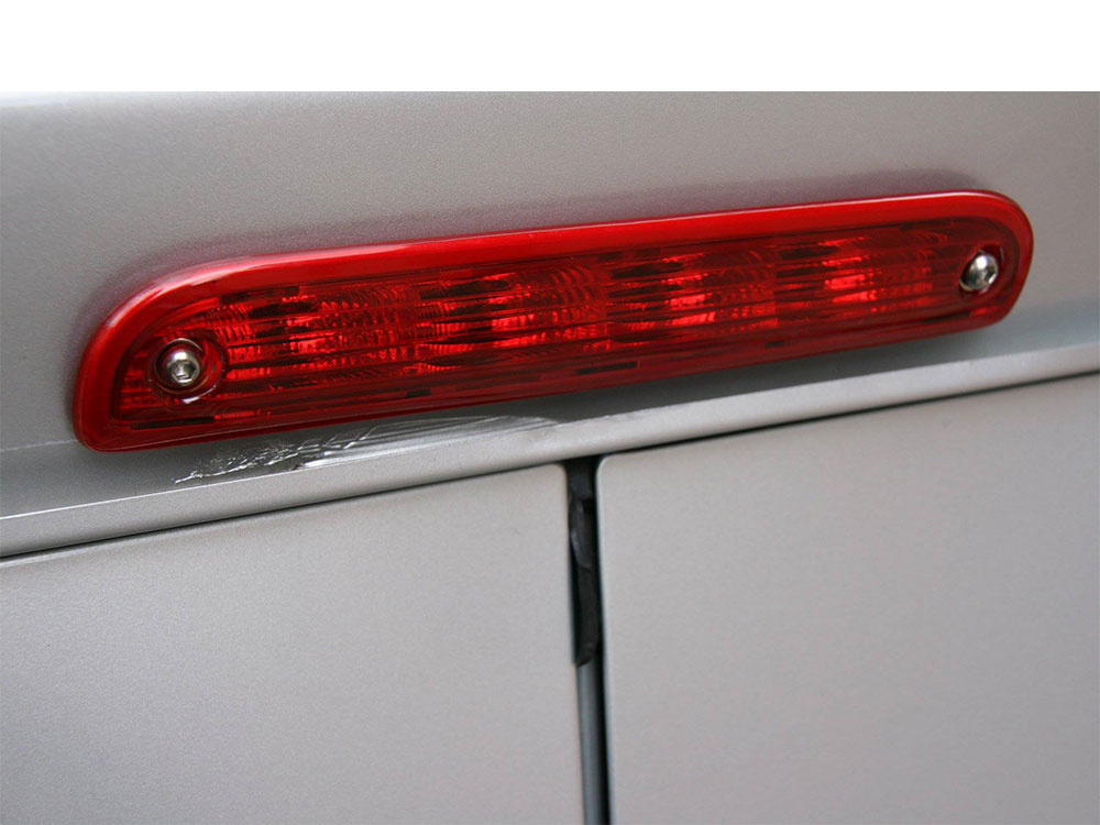 Röd ljusram med fästen, monterad på silverfärgad yta.