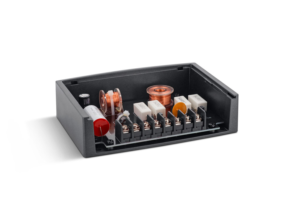 Ett kit med elektroniska komponenter för ljudsystem.