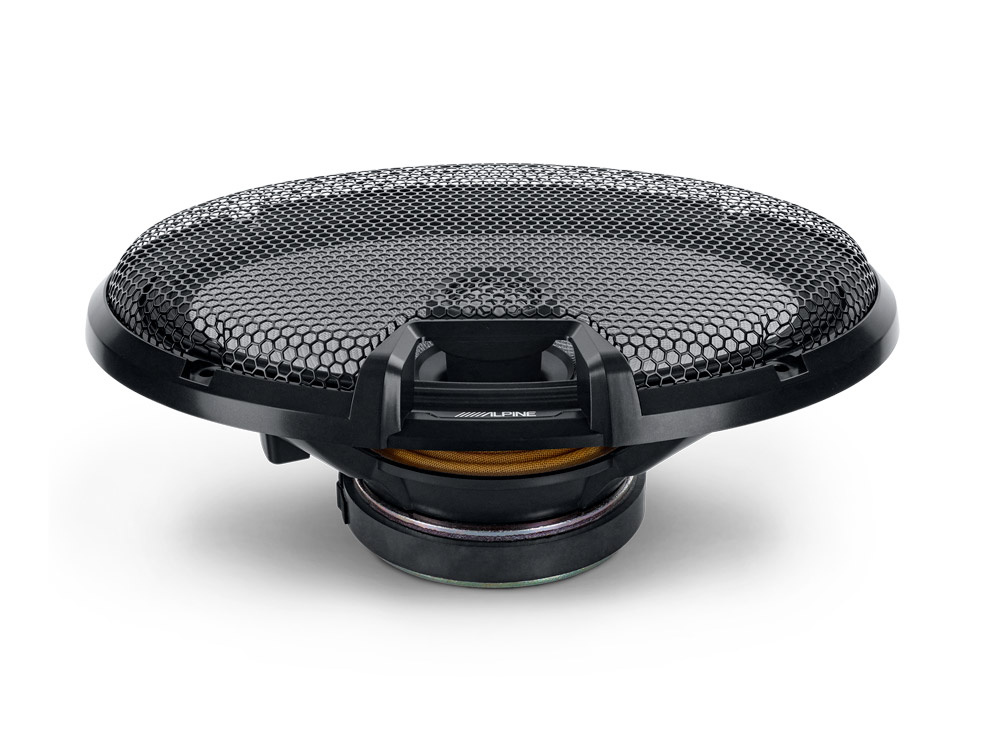 En 6x9 tums koaxialhögtalare med nätgaller och svart design.