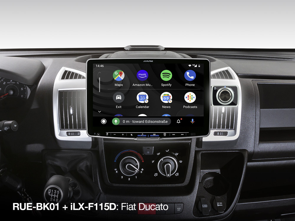 Bild på bilinteriör med en stor pekskärm och kontroller.