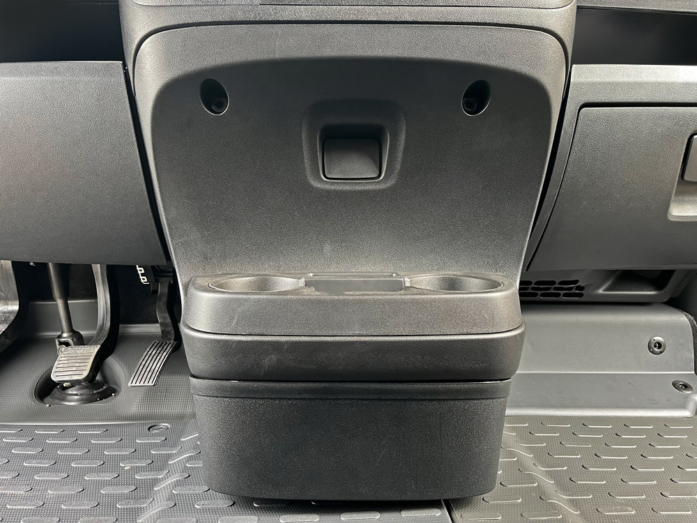 En svart förvaringslåda med kopphållare, anpassad för Fiat Ducato.