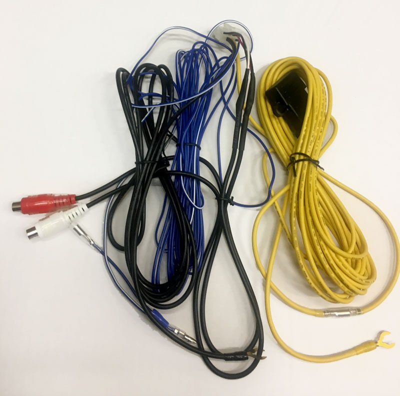 Ett urval av färgade kablar och kontakter, troligtvis för ljudsystem.