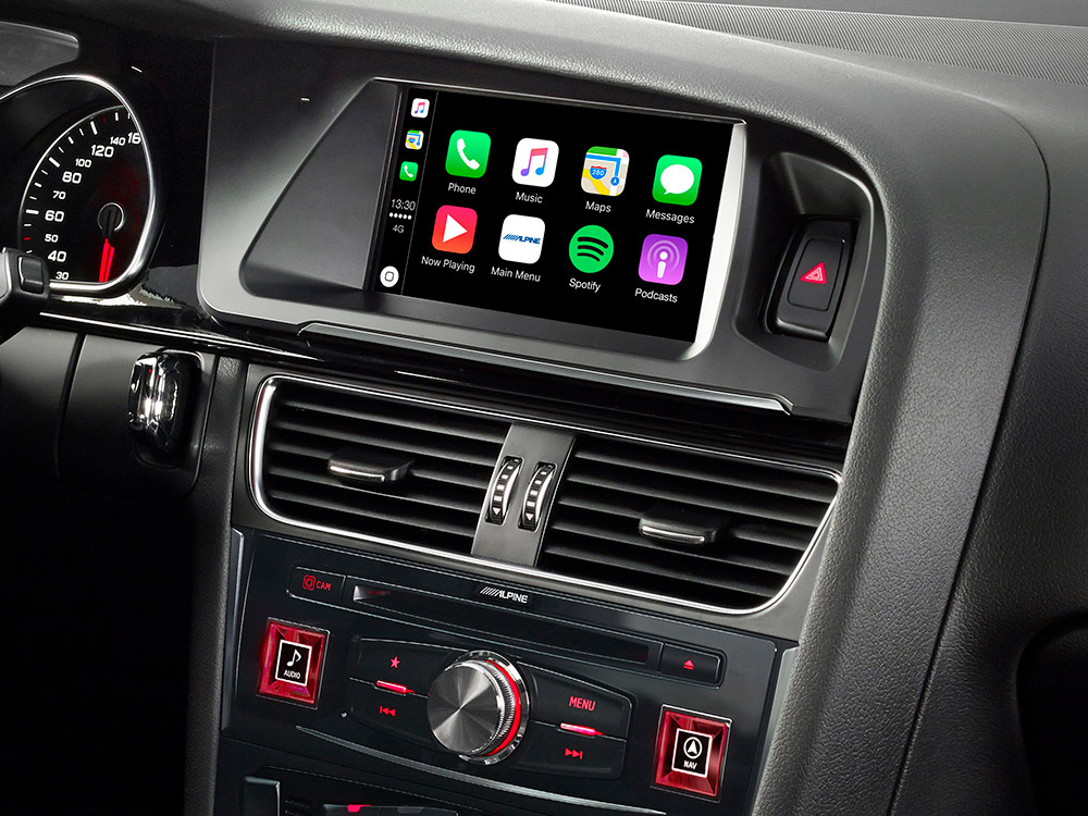 Bilstereo med pekskärm och appar som Apple CarPlay och Spotify, anpassad för Audi A4.