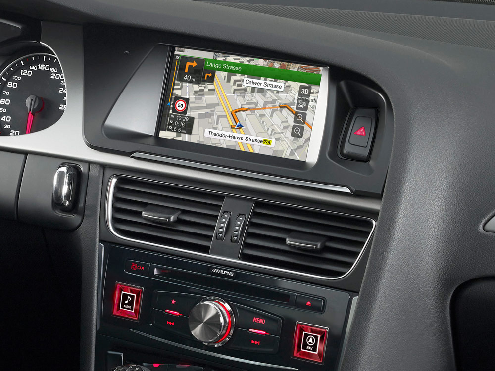 Bilstereo med navigationsskärm, kontroller och luftkanaler för Audi A5.