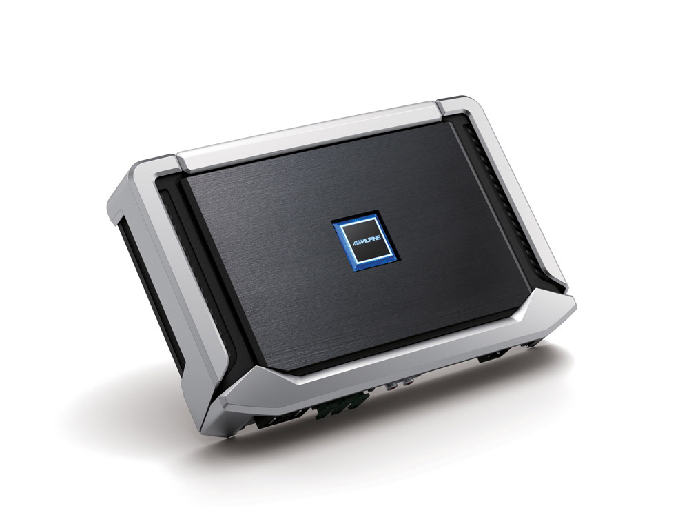 En svart och silver förstärkar med märkningen Alpine på framsidan.