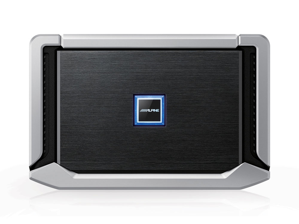 En svart och silver-färgad bilförstärkare med en belyst logotyp.