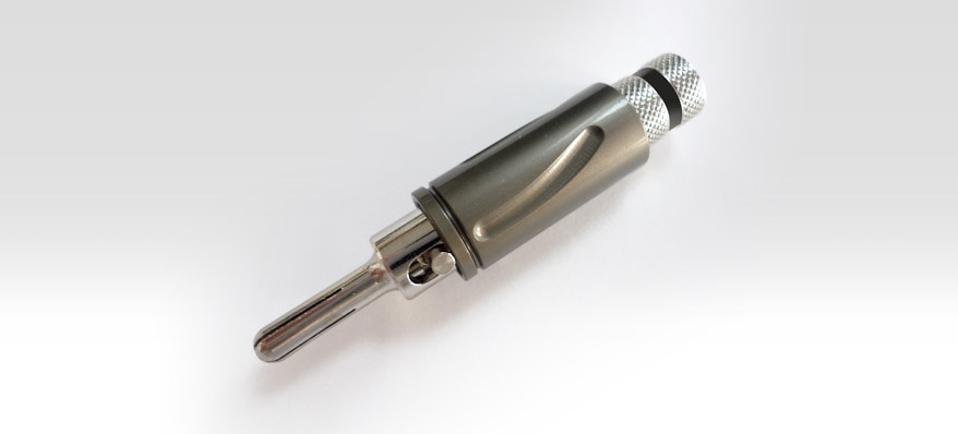 Låsbara banankontakter i metall, designade för ljudanslutningar.