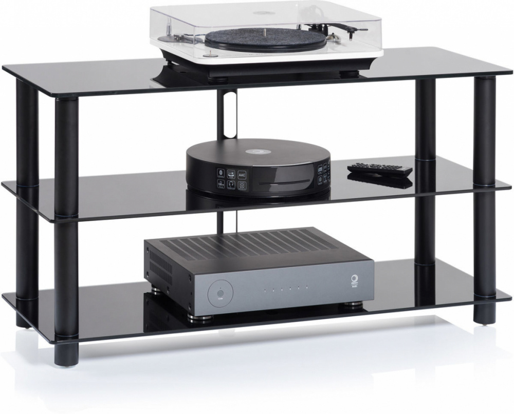 Stilren mediabänk med svarta hyllplan och ljudutrustning ovanpå.