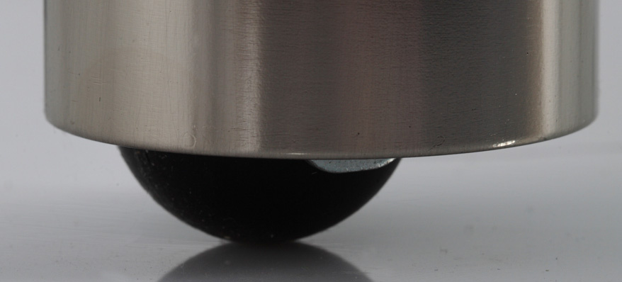 En metallisk fot med en rund svart kula under.