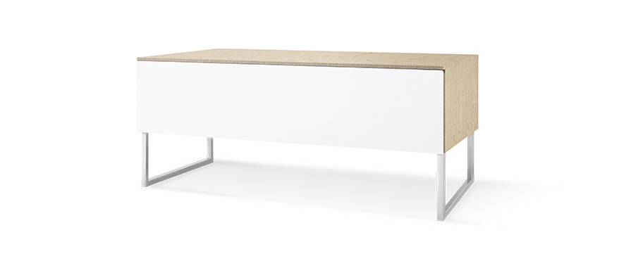Mediabänk i ek med vit front och metallben. Modern och stilren design.