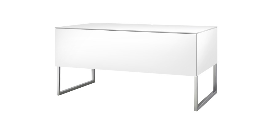 En modern, vit TV-bänk med minimalistisk design och metallben.