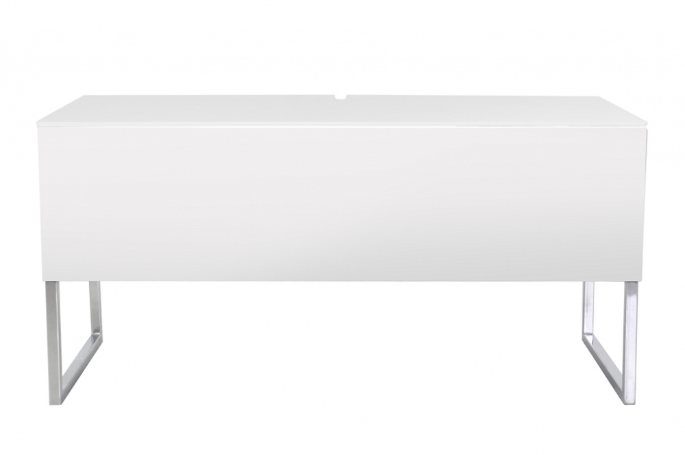 Vit TV/mediabänk med eleganta ben av metall, minimalistisk design.