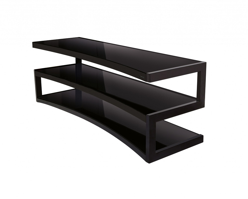 Mediabänk med två glashyllor och modern, svängd design i satin svart.