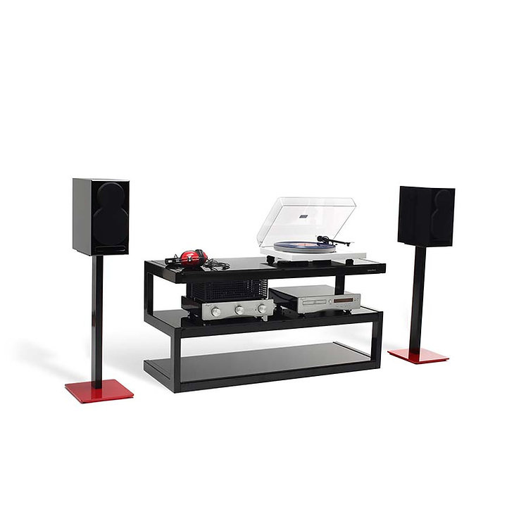 Mattsvart högtalarstativ med röd fot, skiva, stereoutrustning och högtalare.
