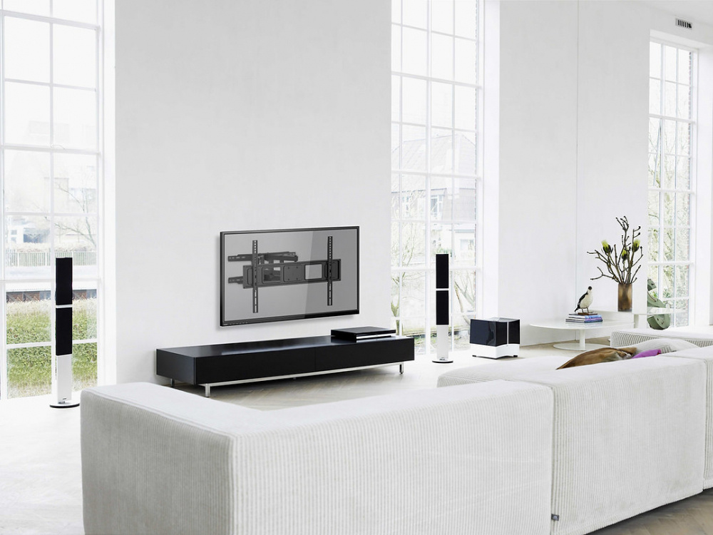 Modernt vardagsrum med väggfäste för TV och stilren möbel.