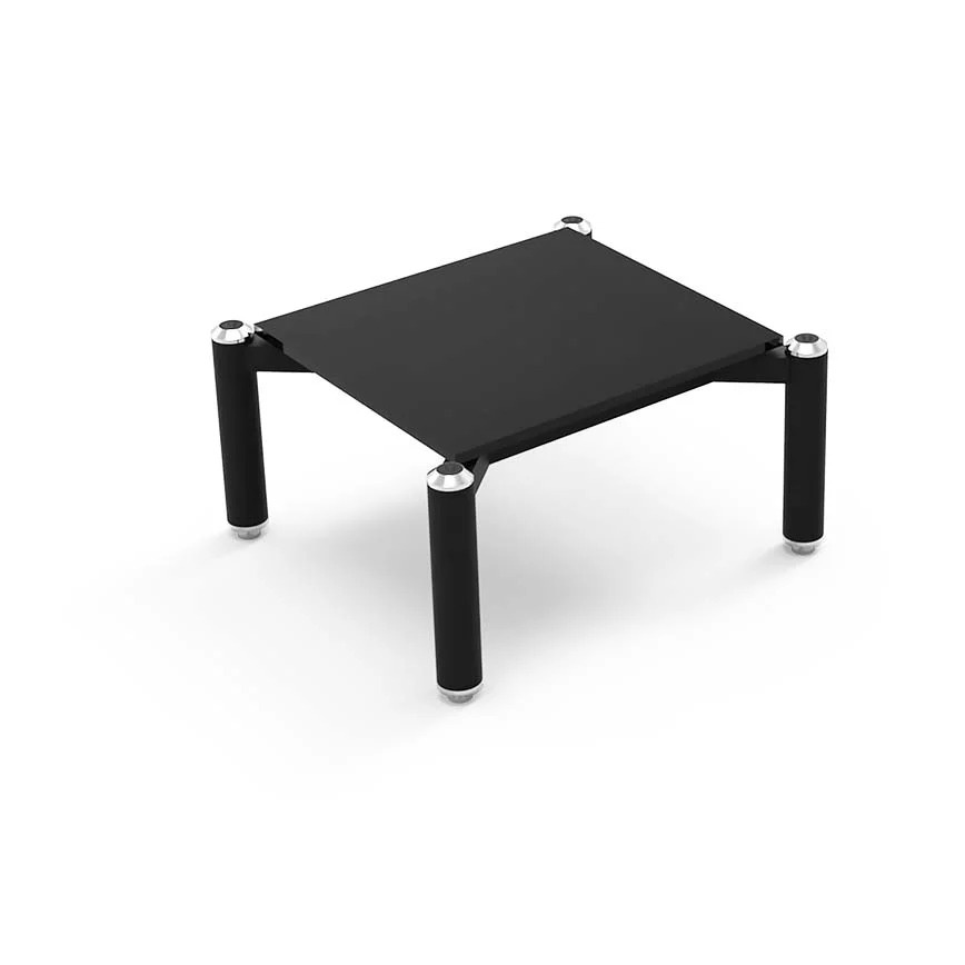 Ett svart hyllplan med ben i metall och gummifötter. Minimalistisk design.