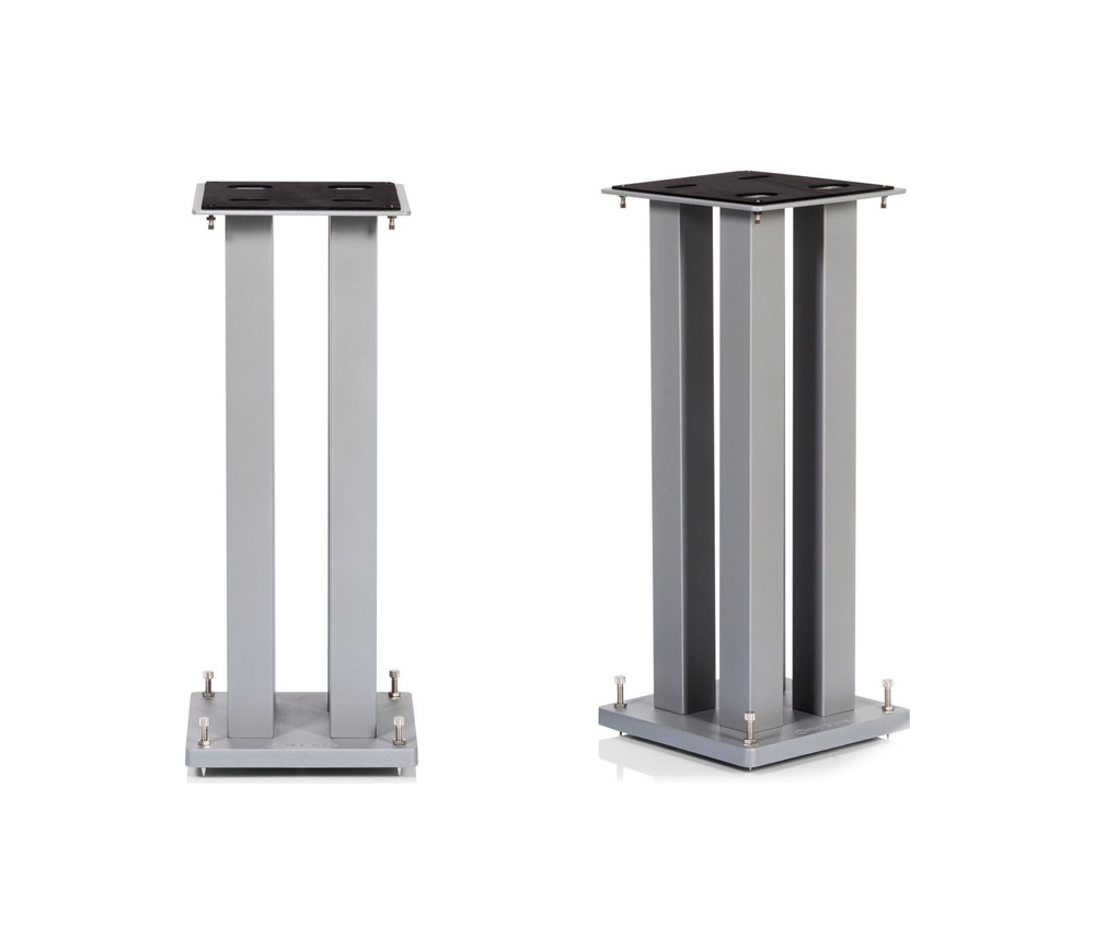 Högtalarstativ i silverfinish med rektangulär bas och platt topp.