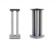 Norstone Stylum Square, högtalarstativ i silverfinish Högtalarstativ i silverfinish med rektangulär bas och platt topp.