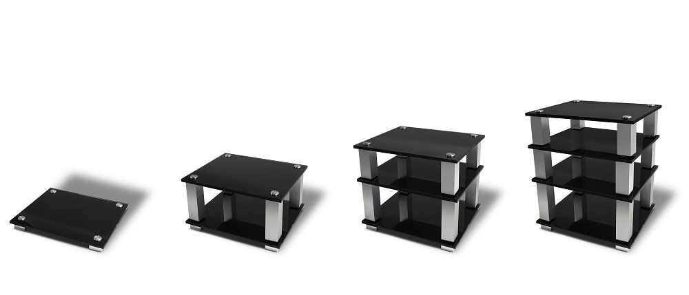 HiFi-rack i svart med fyra plan och silverdetaljer. Modern och stilren design.