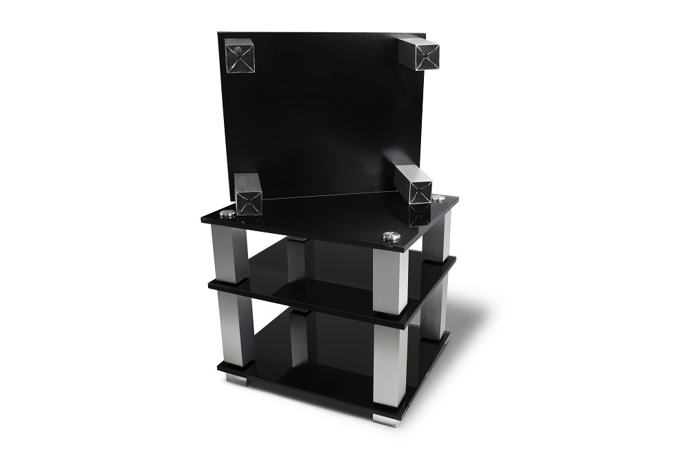 Ett HiFi-rack med fyra svarta hyllor och silverfärgade metallsupporter.