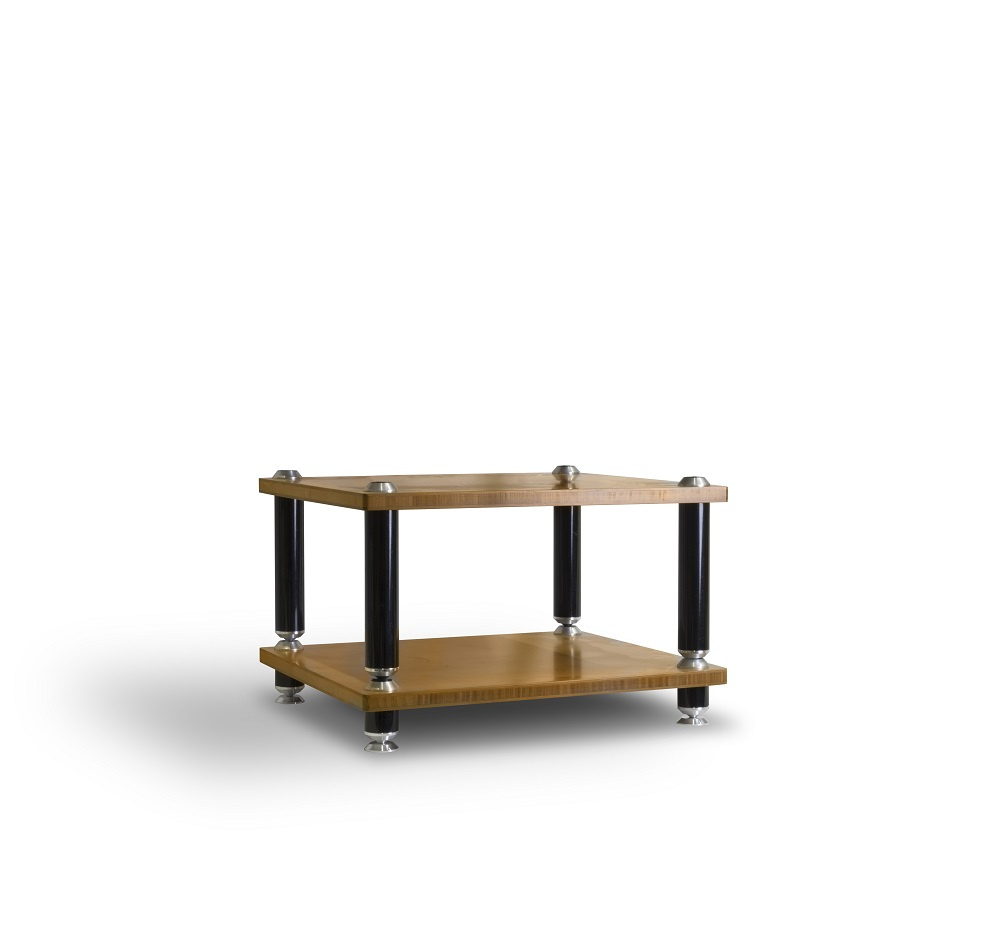 Stereobänk i bambu med mattsvarta ben och två hyllplan.