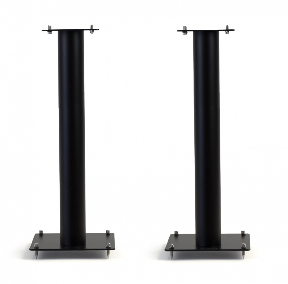 Två mattsvarta högtalarstativ, 80 cm höga, med stabila baser.