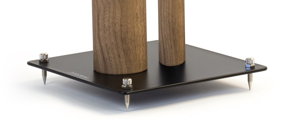 Högtalarstativ i ek med svart bas och spikfot, 80 cm högt.