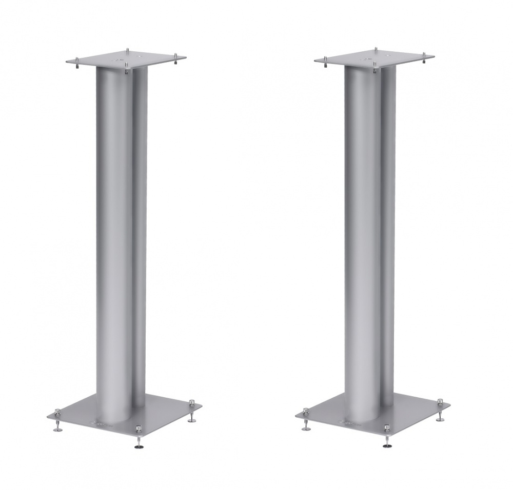 Högtalarstativ i matt silver, 80 cm höga, med fyrkantig basplatta.