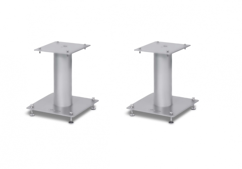 Högtalarstativ i silver, 20 cm höga, med fyrkantiga plattor.