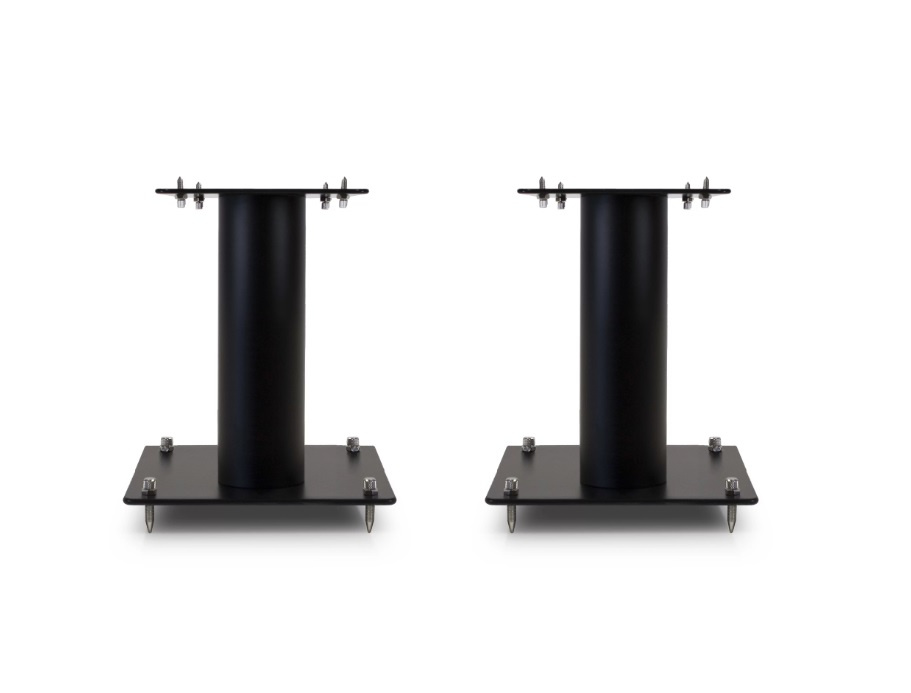 Två mattsvarta högtalarstativ, 20 cm höga, med stabila baser och fäste.