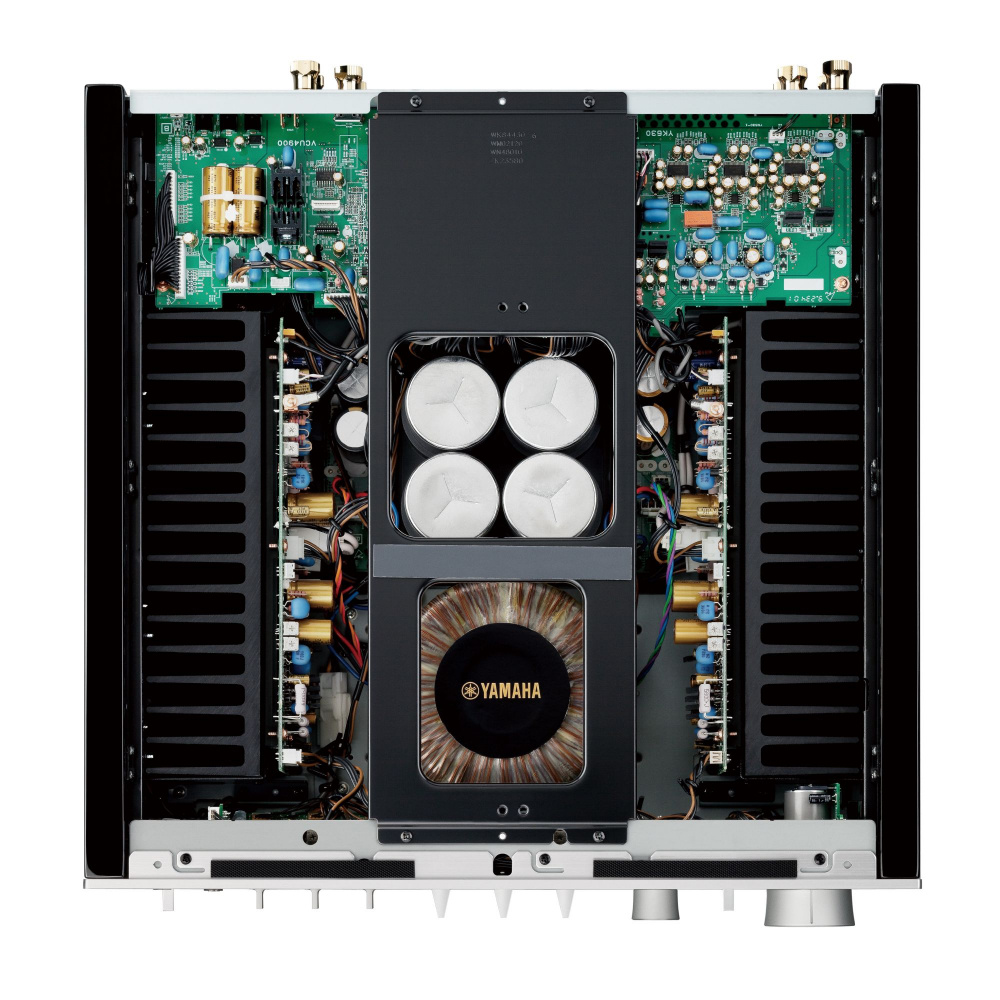 Inuti en förstärkare med svart design och komplexa elektroniska komponenter.