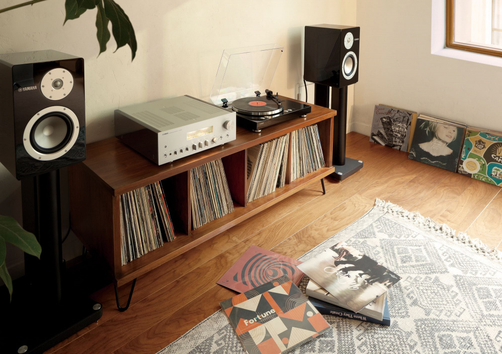 En retroinspirerad musikanläggning med vinylspelare, förstärkare och högtalare.