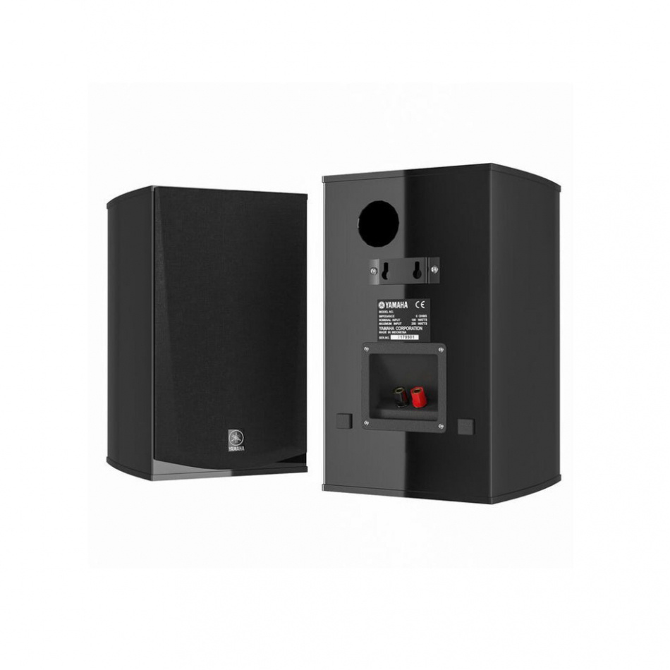 Svarta högtalare med rundade kanter och textilfront. Bakom finns anslutningar.