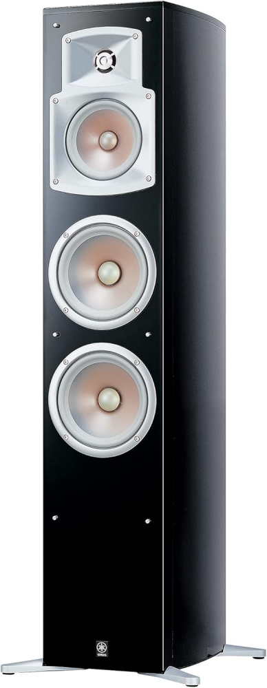 Golvhögtalare med tre enheter, svart finish och silverdetaljer.