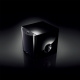 Yamaha NS-SW220, 8 tums aktiv subwoofer En svart, glänsande aktiv subwoofer i kubform.