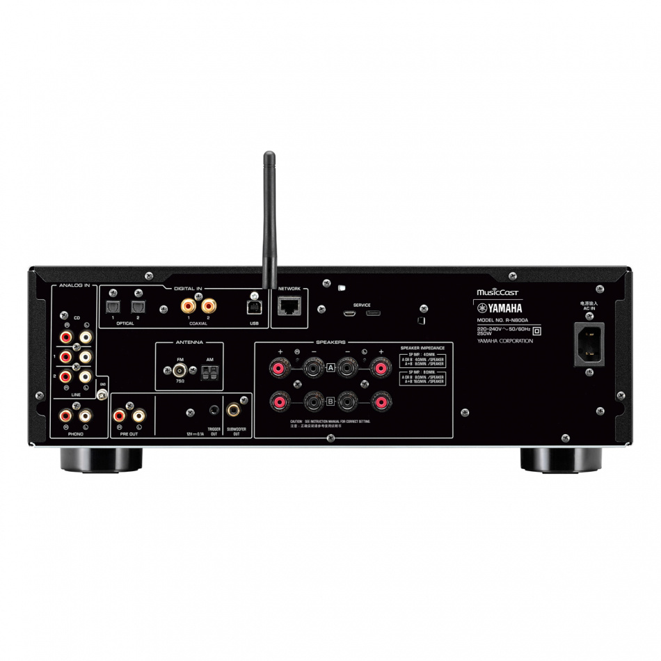 Baksidan av en Yamaha R-N800A stereoförstärkare med anslutningar.