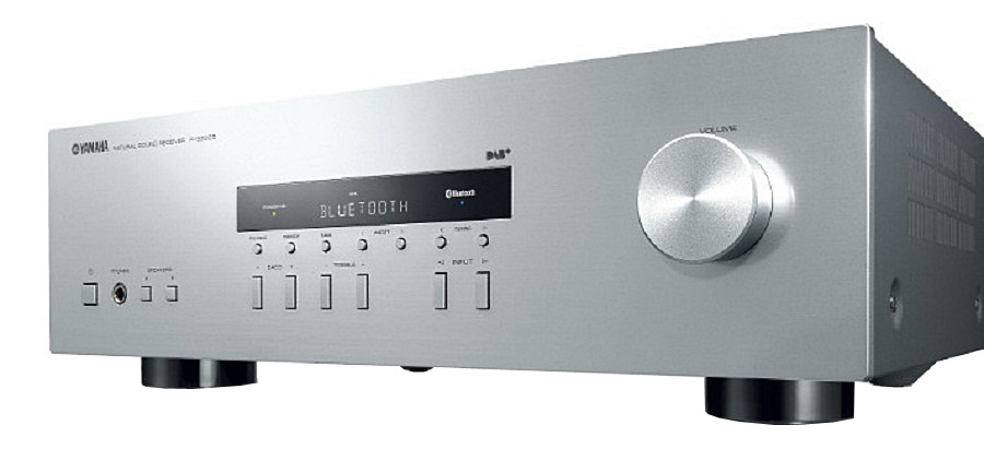 Stereoförstärkare i silver med flera kontroller och Bluetooth-funktion.